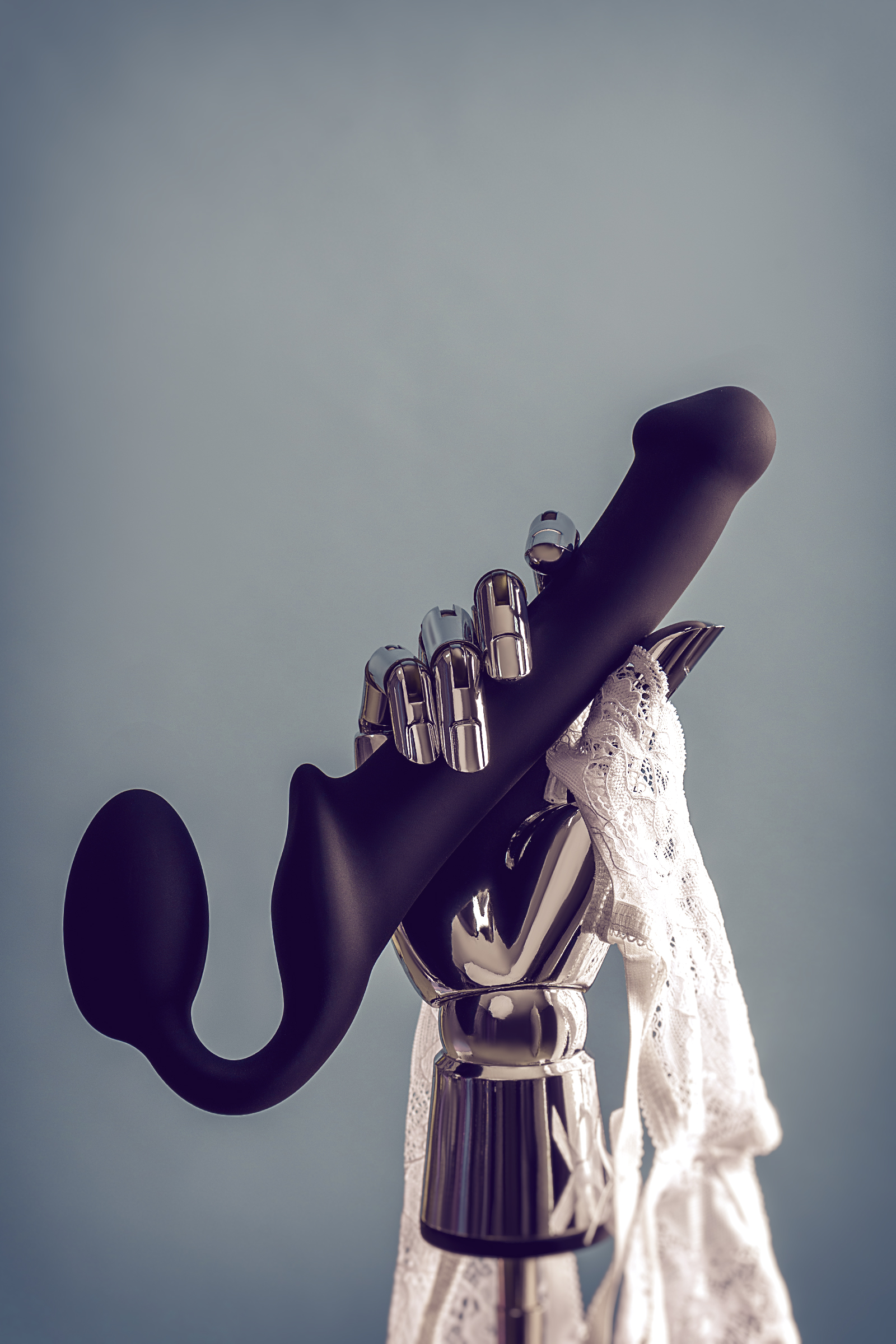 Безремневой нереалистичный страпон Strap-on-me, M, силикон, черный, 24,5 см. Фото N11