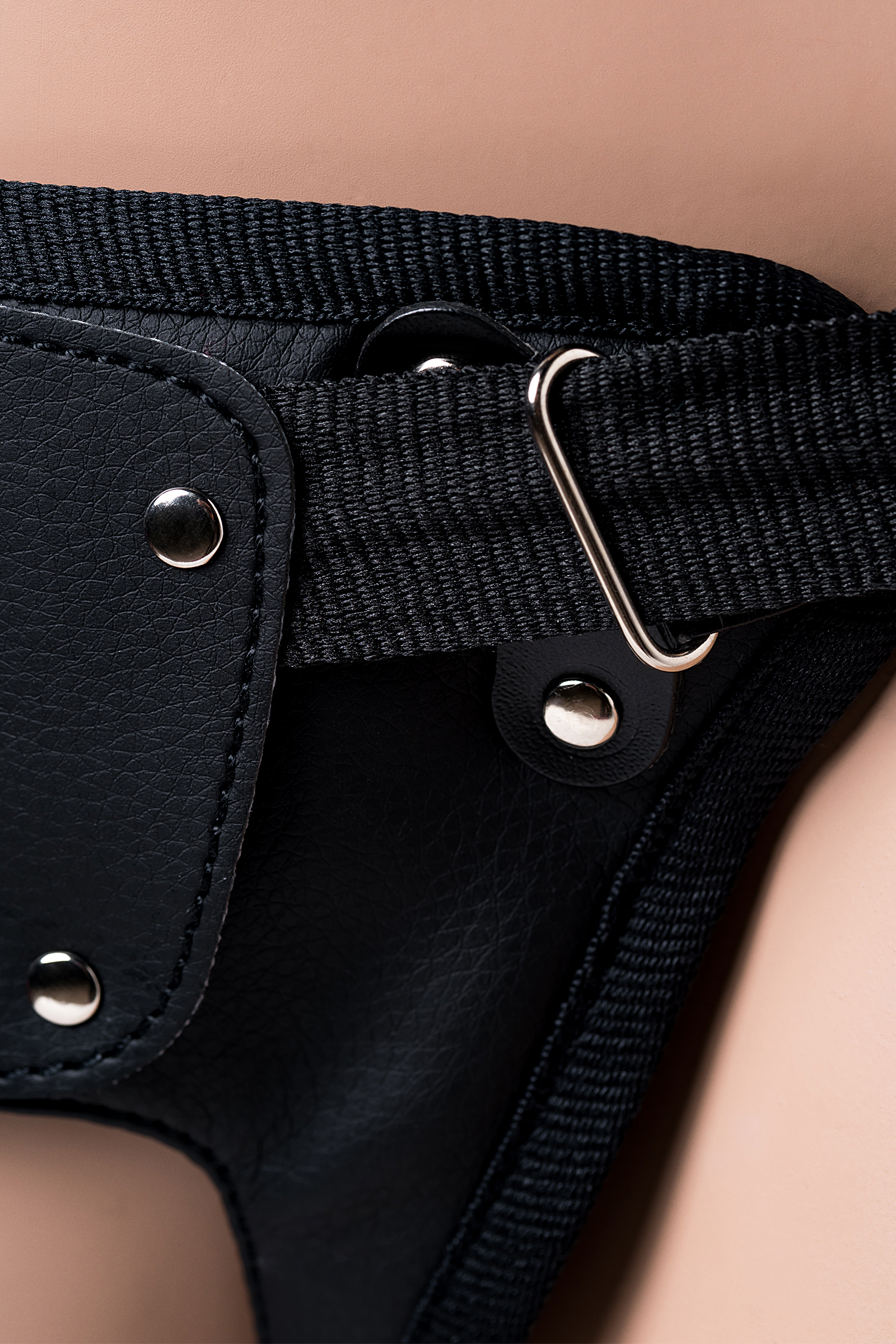 Страпон на креплении LoveToy с поясом Harness, реалистичный, neoskin, телесный, 20 см. Фото N6